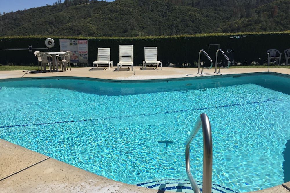สระว่ายน้ำ
