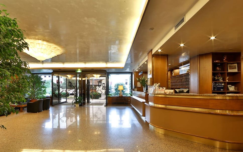 แผนกต้อนรับส่วนหน้า รูปภาพ