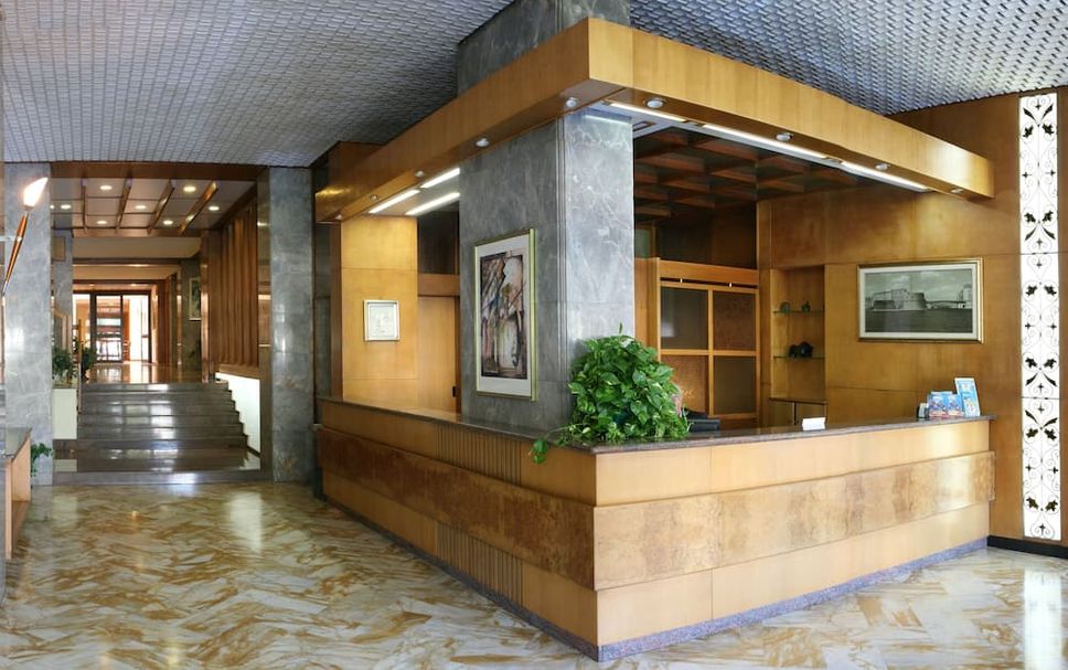 แผนกต้อนรับส่วนหน้า รูปภาพ