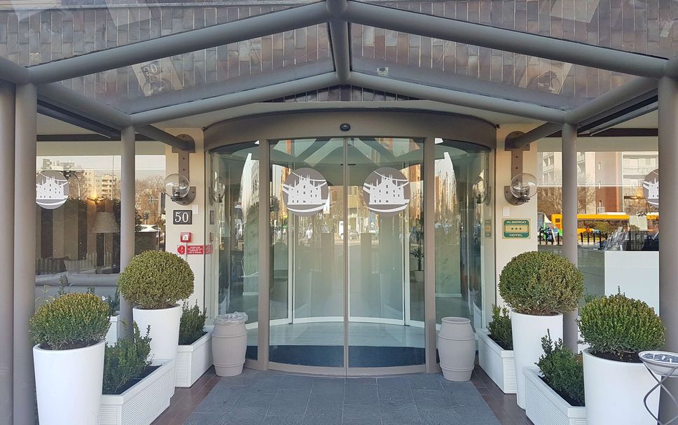 ทางเข้าโรงแรม รูปภาพ