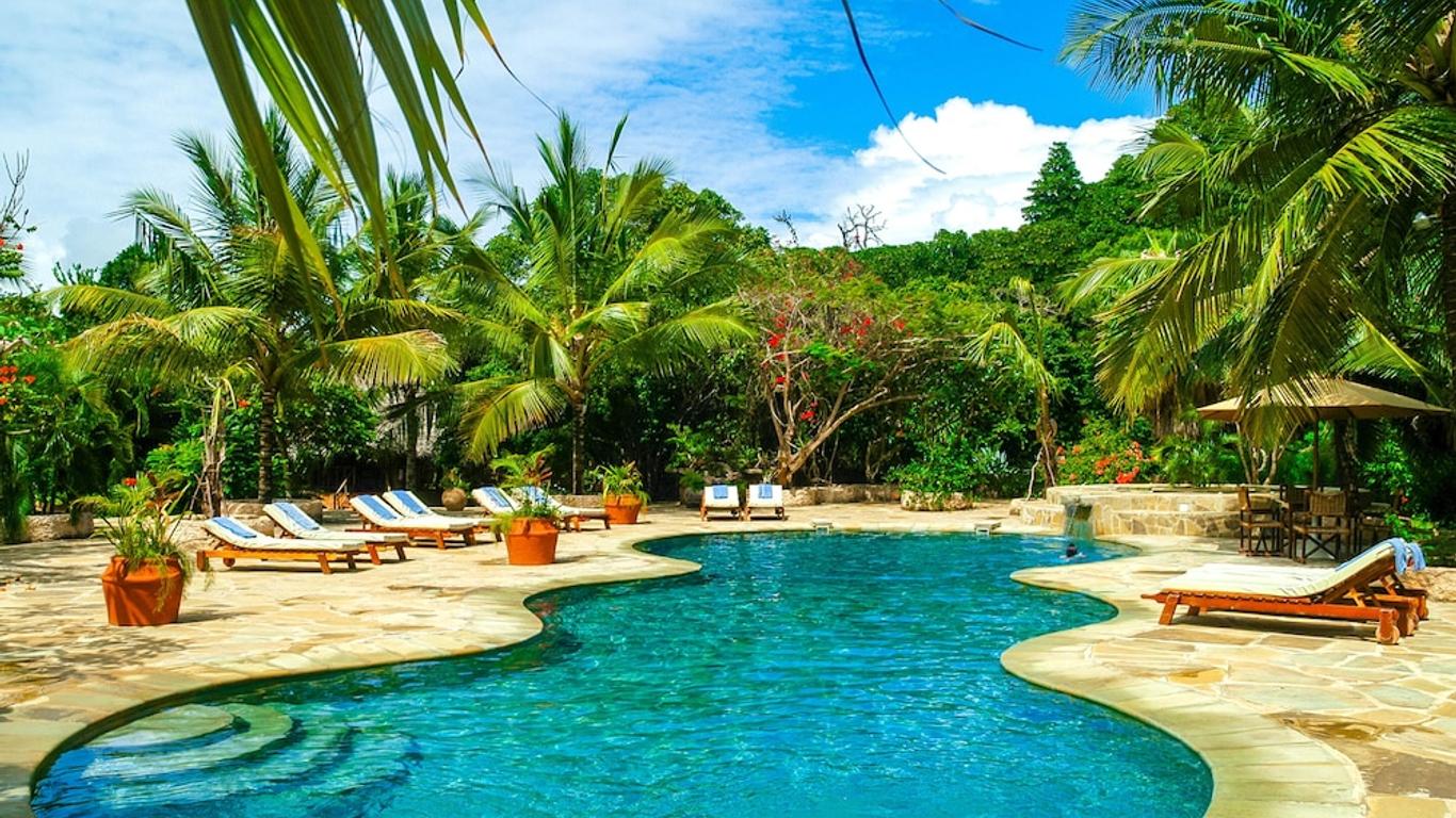 Chale Island Resort ในภาษาไทยคือ \'ชาเล่ ไอแลนด์ รีสอร์ท\'