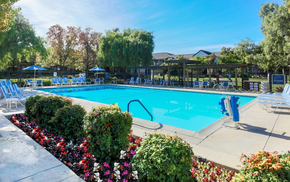 สระว่ายน้ำ รูปภาพ