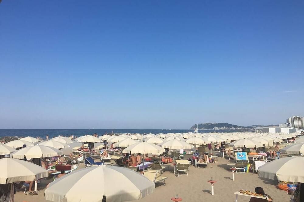 ชายหาด