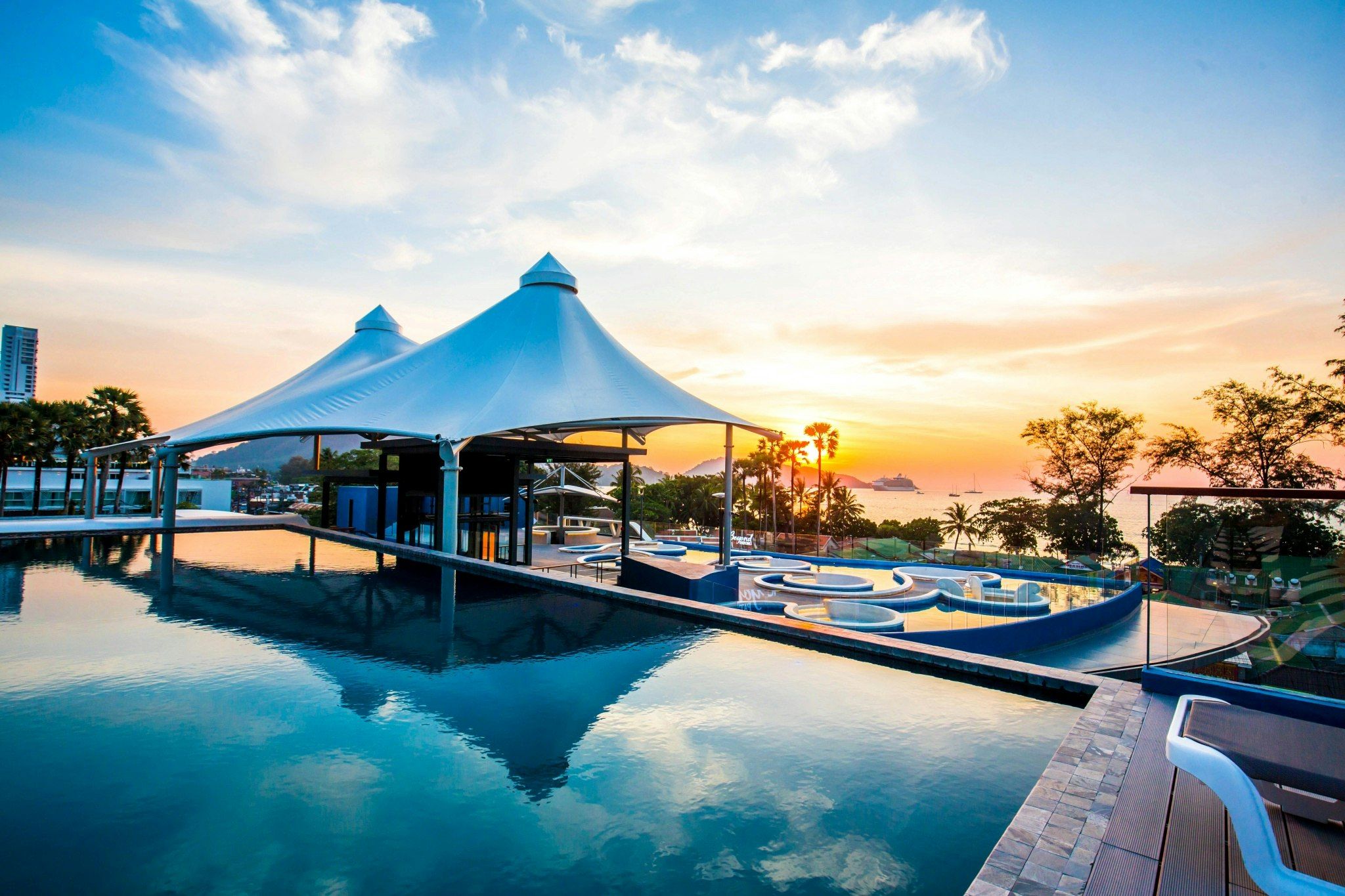 สระว่ายน้ำ