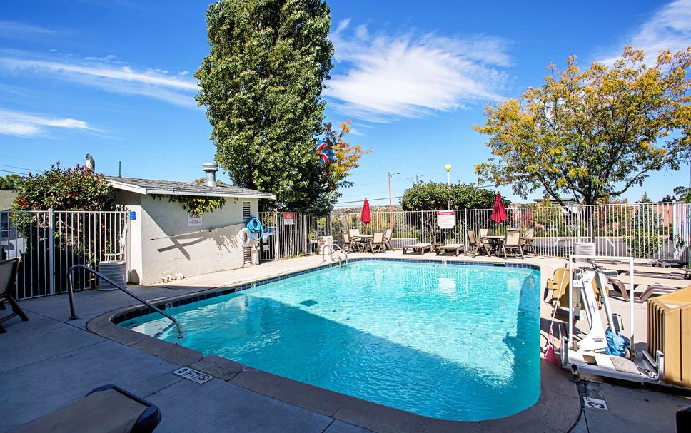 สระว่ายน้ำ รูปภาพ